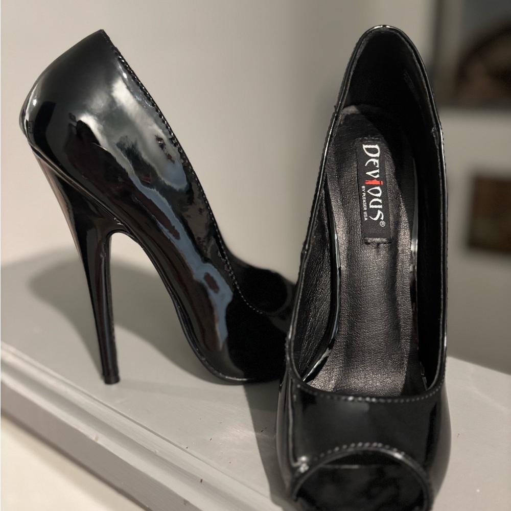 Devious by Pleaser: Black Patent Heels